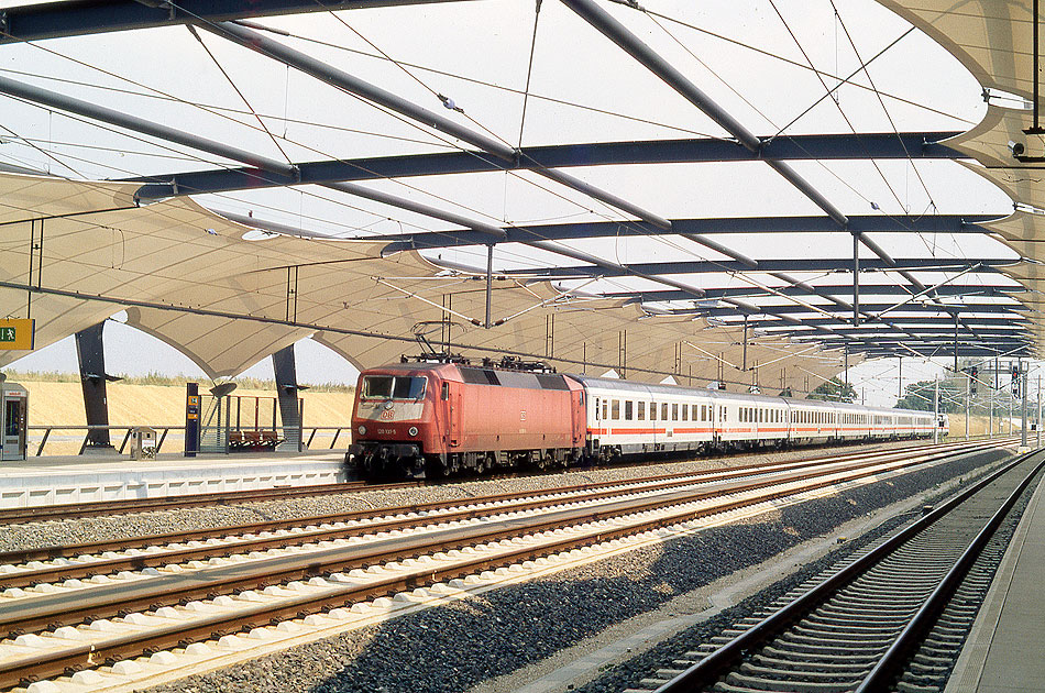 Eine Lok der Baureihe 120 im Bahnhof Flughafen Halle / Leipzig