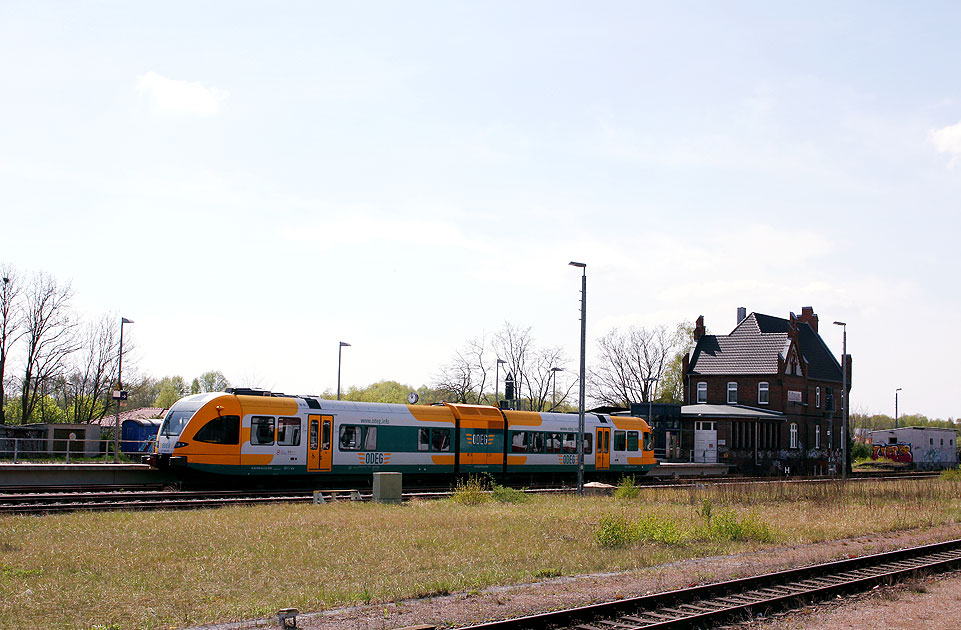 Ein ODEG Triebwagen im Bahnhof Rathenow