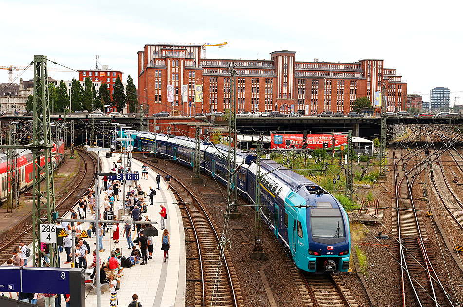 Ein Stadler Kiss Triebwagen im Nah SH Design in Hamburg Hbf