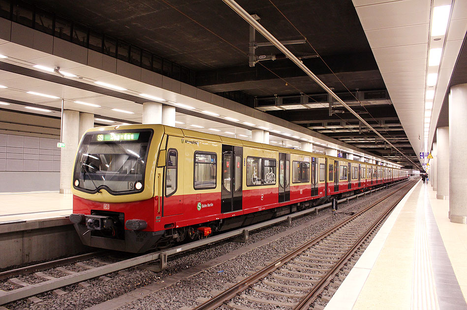 Die Berliner S-Bahn im Bahnhof Flughafen BER