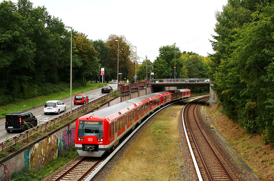 Eine Hamburger S-Bahn der Baureihe 474 im Bahnhof Rissen