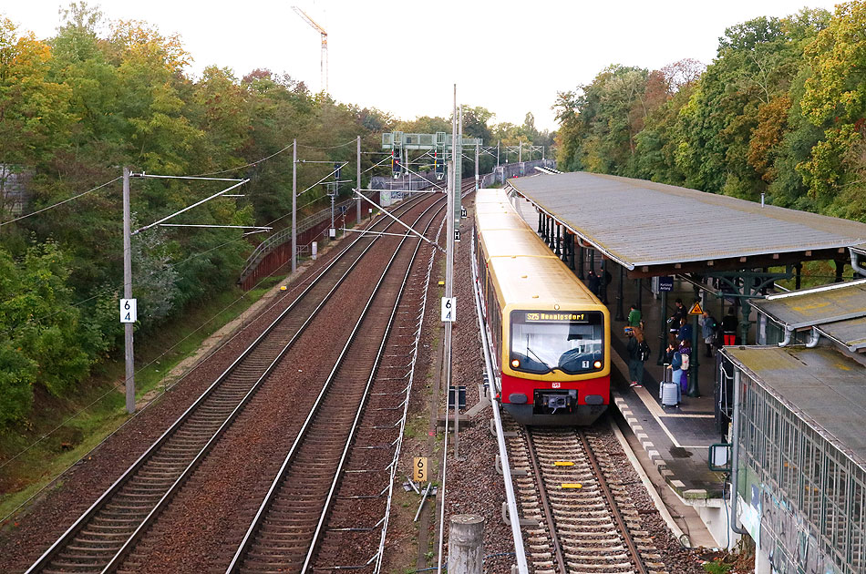 Die S-Bahn in Berlin - der Bahnhof Südende