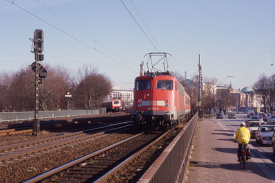 Eine Lok der Baureihe 110 auf der Lombardsbrücke in Hamburg