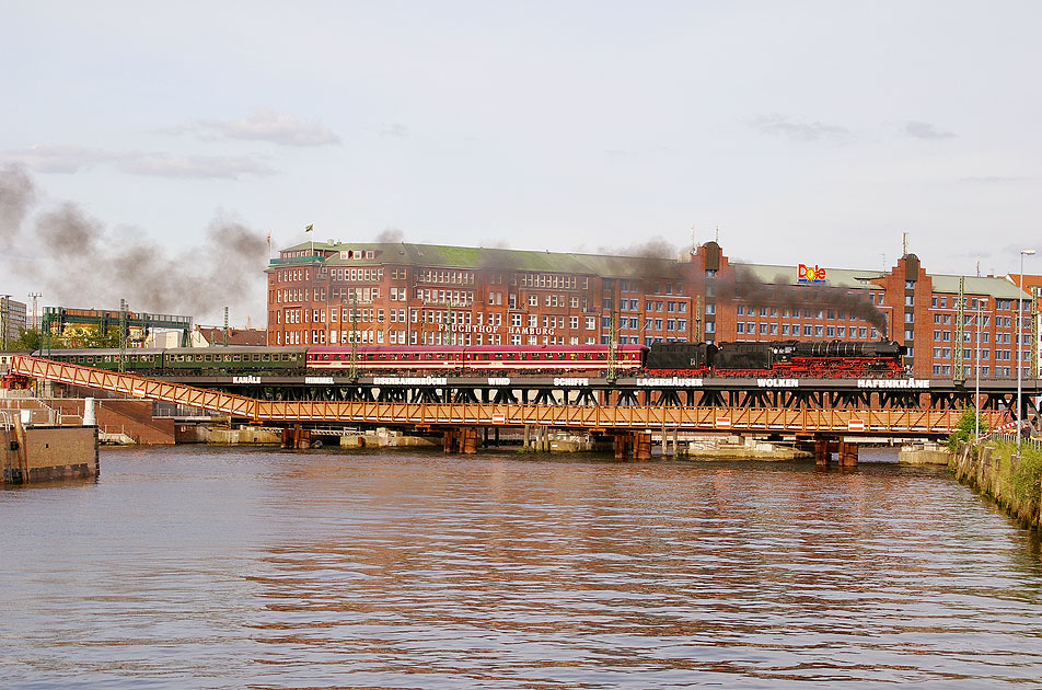 Dampflok der Baureihe 01.10 verlässt den Hamburger Hbf