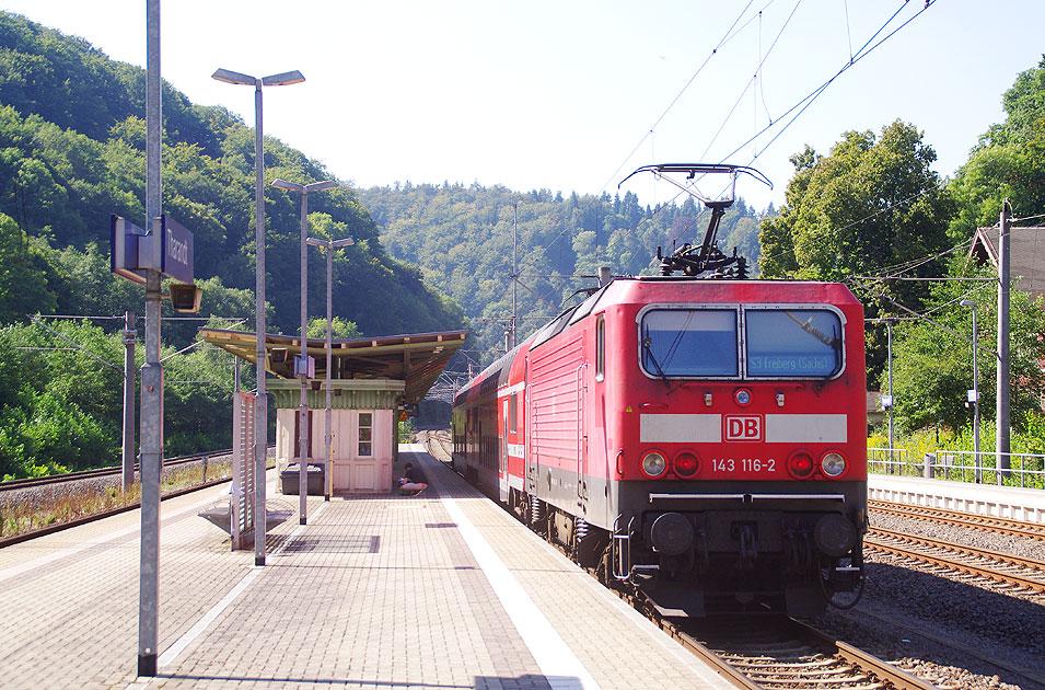 DB Baureihe 143 mit einer S-Bahn im Bahnhof Tharandt