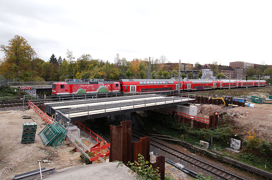 Die 112 108-6 mit einer Regionalbahn über der Hamburger Güterumgehungsbahn zwischen Hamburg Hasselbrook und Wandsbek