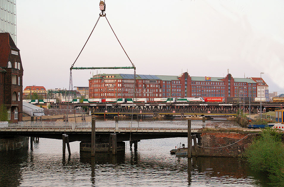 Der Zug der Ideen in Hamburg auf der Oberhafenbrücke