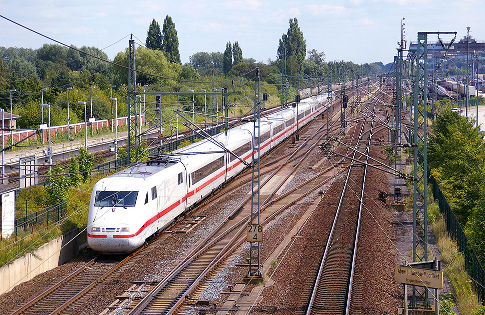 Ein ICE 1 der Baureihe 401 in Hamburg Billwerder-Moorfleet