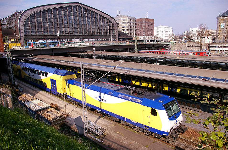 Metronom Lok vor dem Hamburger Hbf