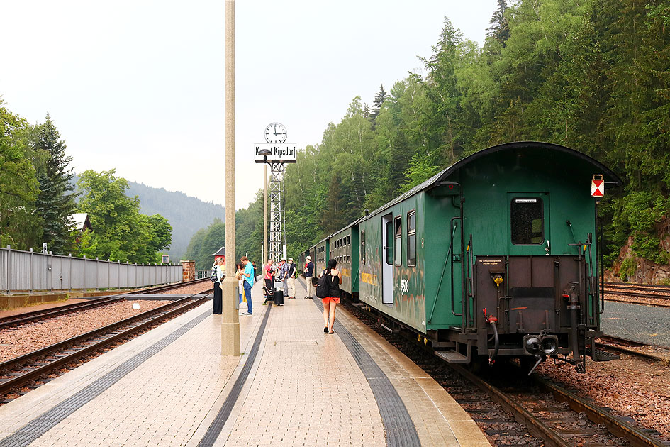 Ein Personenzug im Bahnhof Kurort Kipsdorf