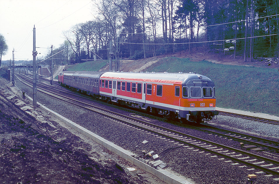 Ein Wendezug mit Silberlingen am Bahnhof Reinbek