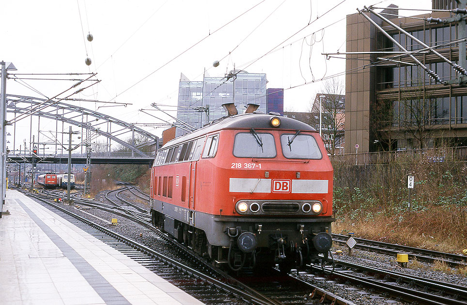 Die 218 367-1 und spätere 218 834-8 im Kieler Hauptbahnhof