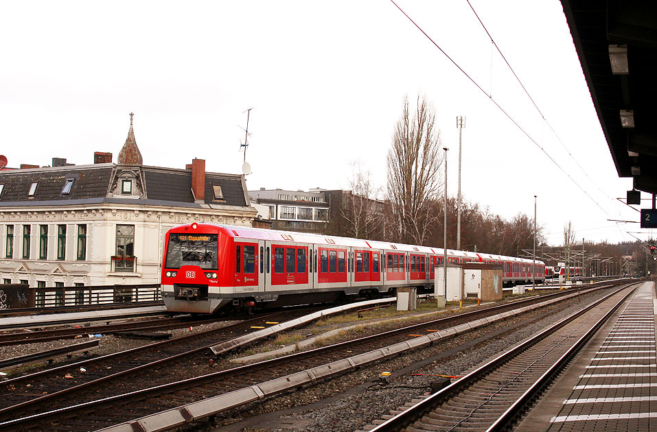 Eine S-Bahn der Baureihe 474 im Bahnhof Hamburg-Bergedorf