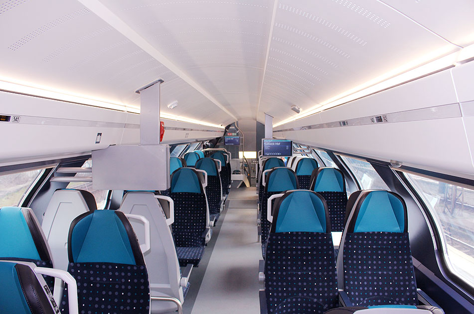 Die Inneneinrichtung vom Stadler Doppelstocktriebwagen der Regionalbahn Schleswig-Holstein