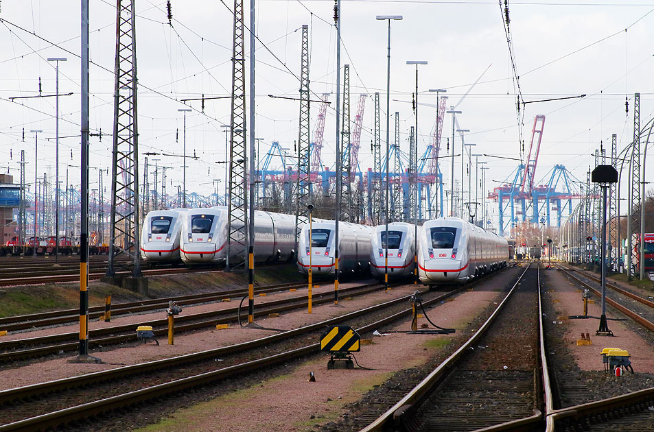 ICE Züge vom Typ ICE 4 der Baureihe 412 im Hamburger Hafen