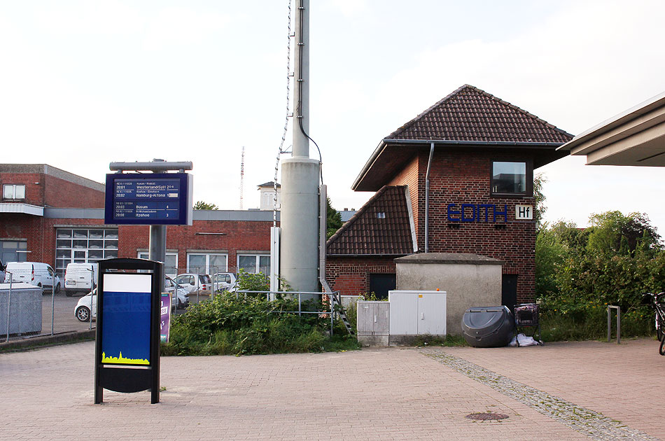 Das Stellwerk Heide und der Bahnhofsvorplatz vom Bahnhof Heide in Holstein