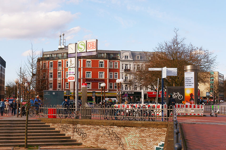 Der Paul-Nevermann-Platz am Bahnhof Altona