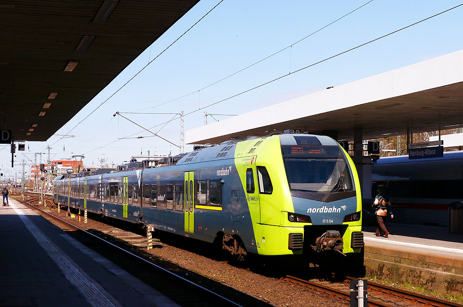 Ein Nordbahn Flirt von Stadler im Bahnhof Hamburg-Altona