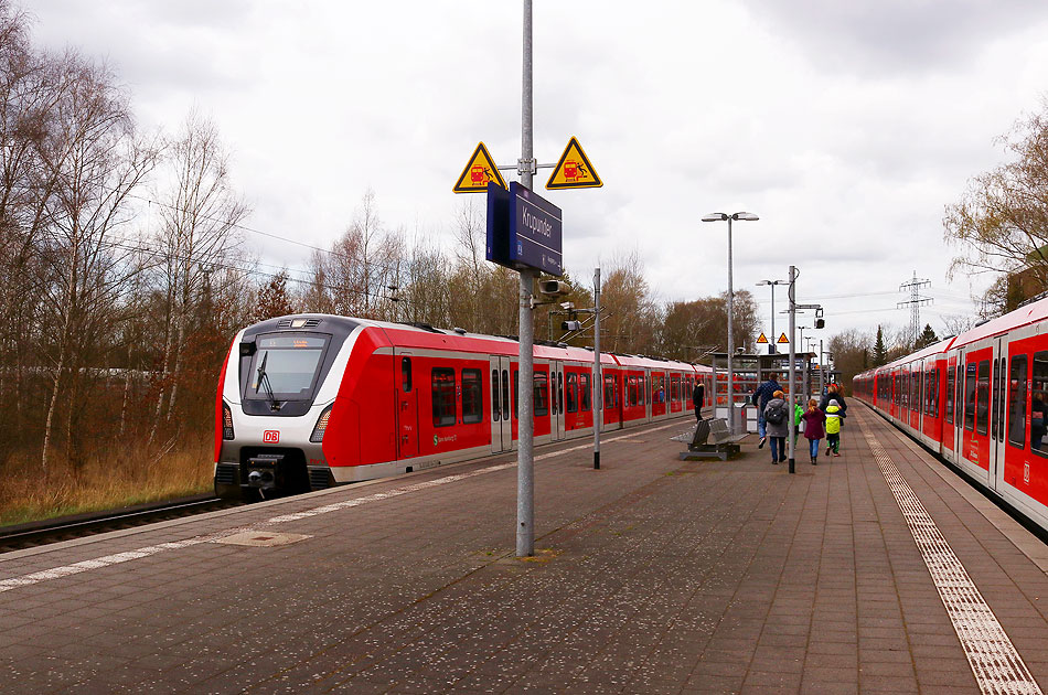 Eine S-Bahn der Baureihe 490 nach Stade im Bahnhof Krupunder