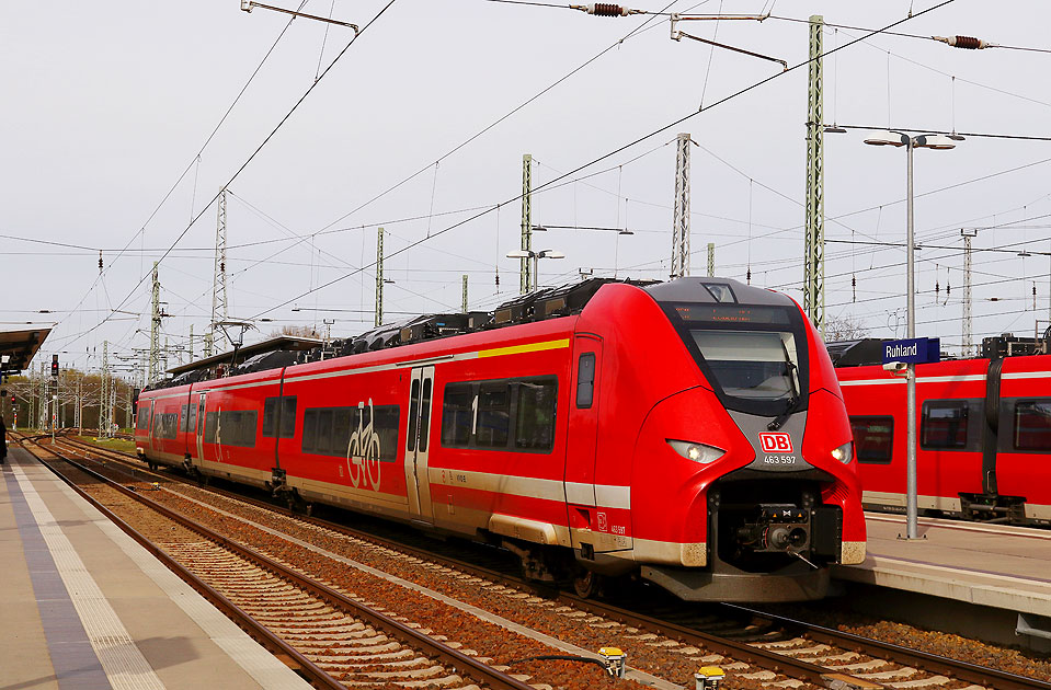 Ein Mireo Triebwagen von Siemens im Bahnhof Ruhland in der Oberlausitz