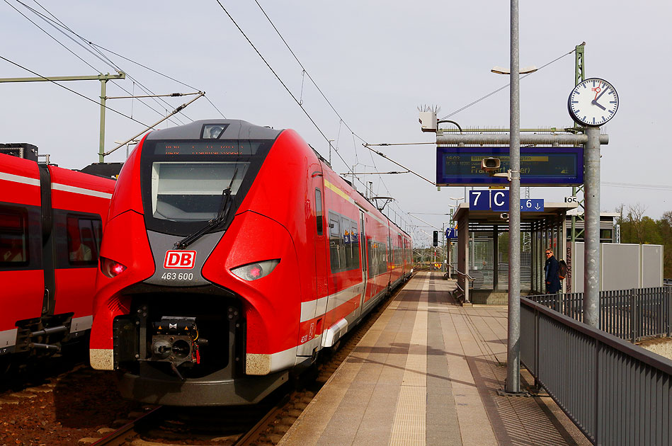 Ein Mireo-Triebwagen im Bahnhof Falkenberg (Elster)