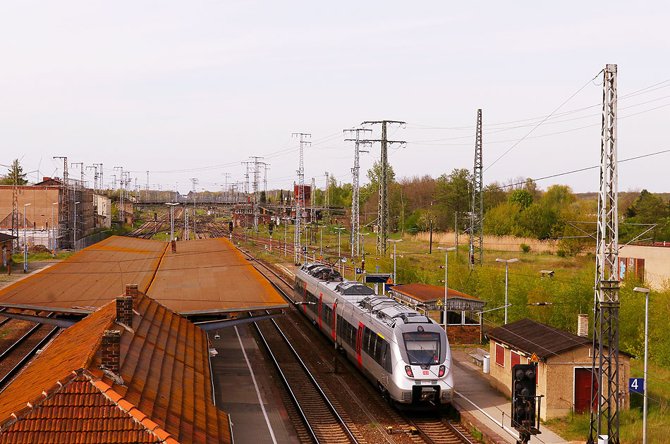 Ein Eilzug nach Dessau Hbf im Bahnhof Falkenberg (Elster)