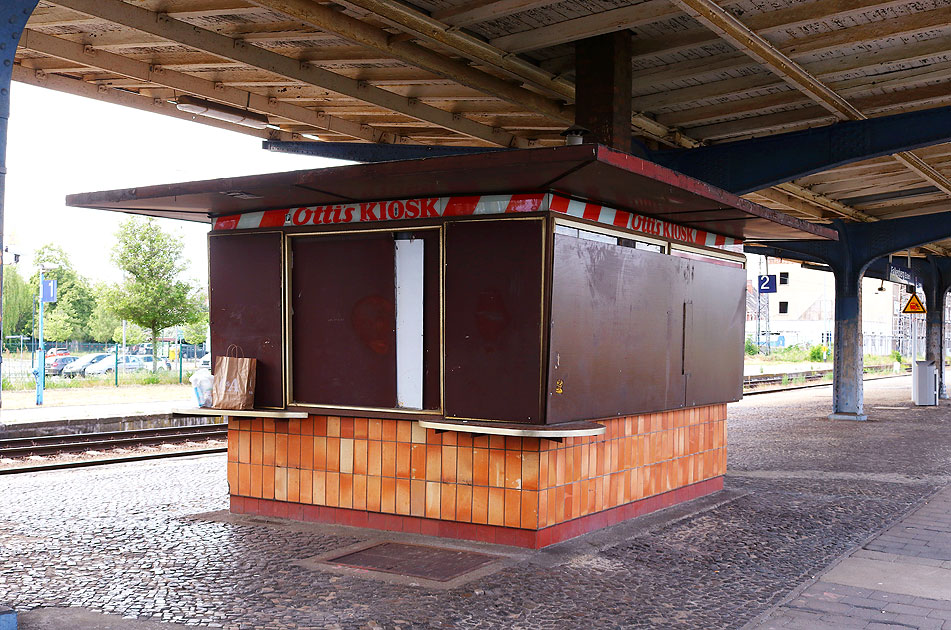 Ottis Kiosk auf dem Bahnsteig Gleis 2 und 3 im Bahnhof Falkenberg (Elster)