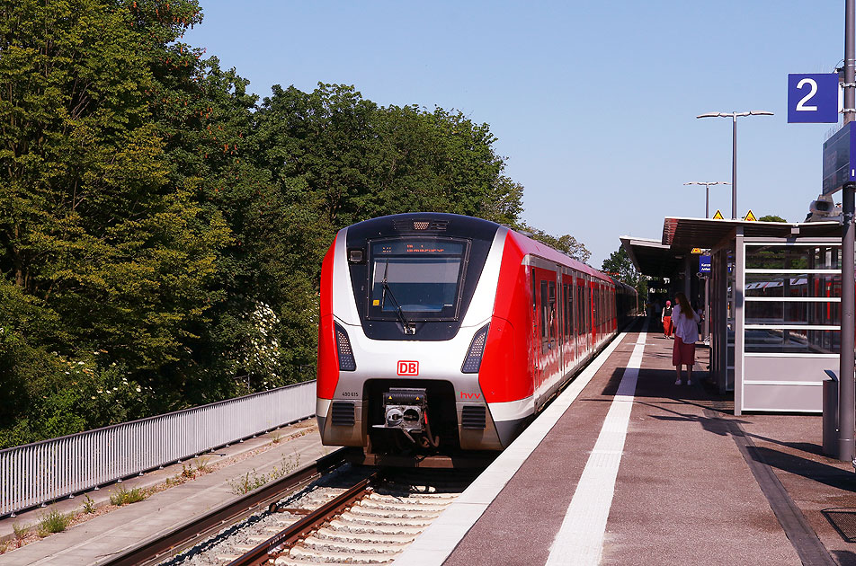 Eine S-Bahn der Baureihe 490 im Bahnhof Hamburg-Ottensen