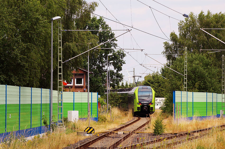 Ein Nordbahn Triebwagen im Bahnhof Wrist