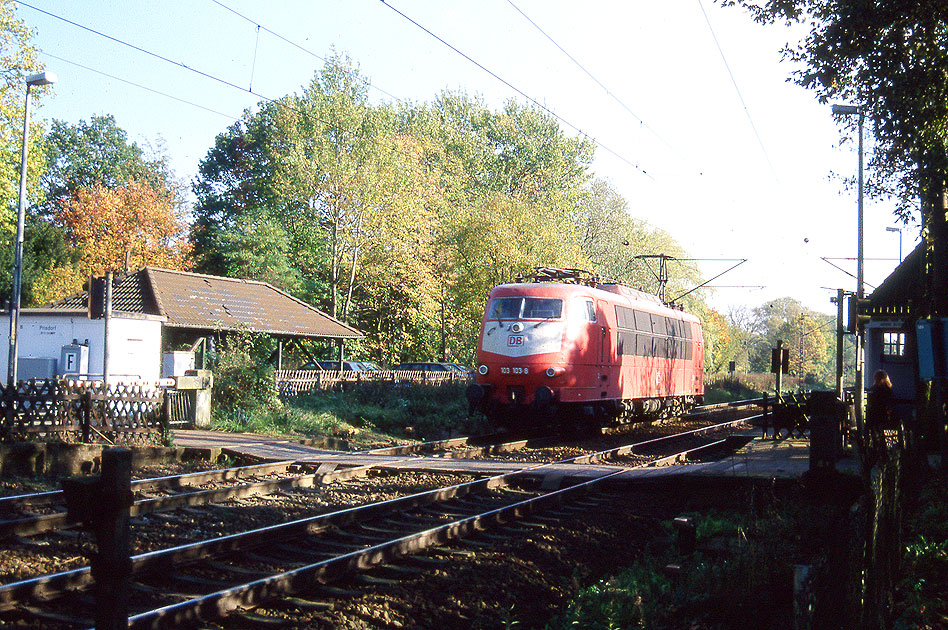 Die 103 103-8 im Bahnhof Prisdorf