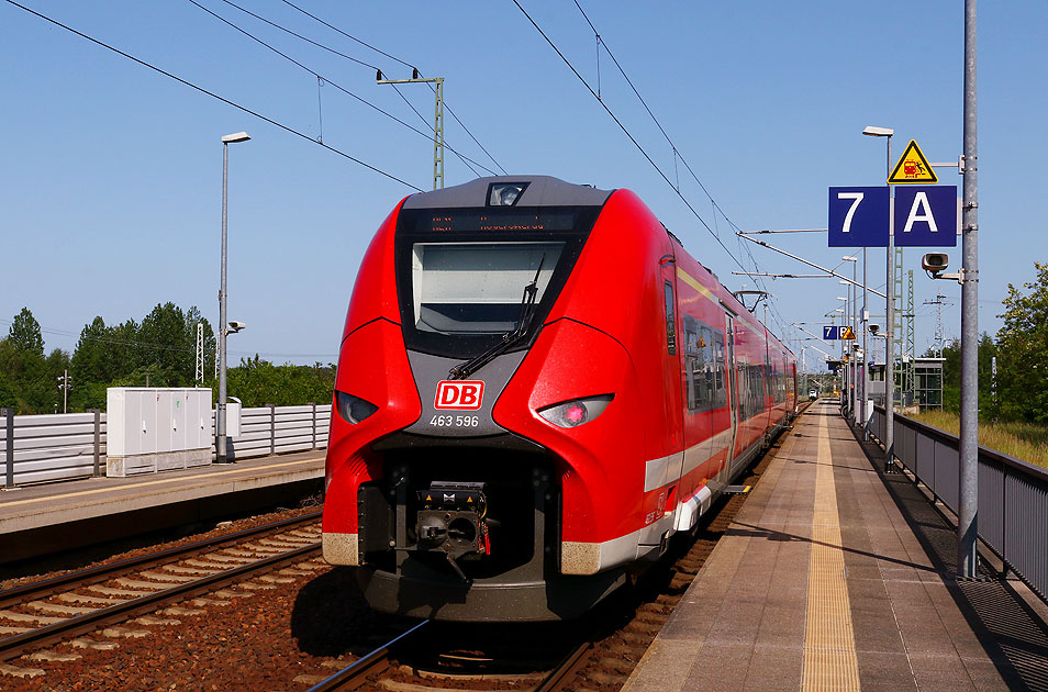 Ein Mireo-Triebwagen im Bahnhof Falkenberg (Elster)