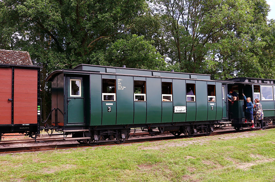 Der Wagen 1 vom DEV im Bahnhof Heiligenberg