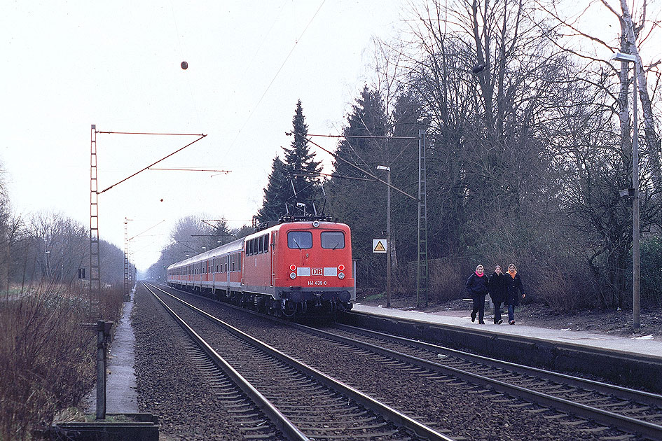 Eine Lok der Baureihe 141 im Bahnhof Prisdorf