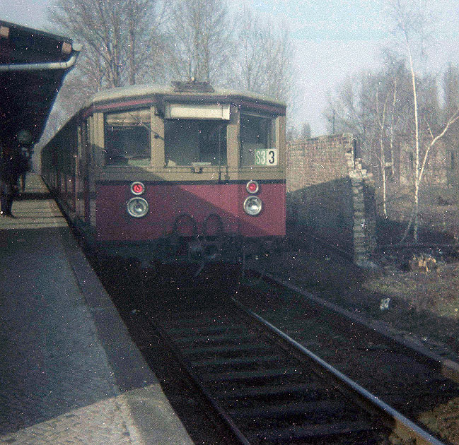 Eine S-Bahn der Baureihe 275 im Bahnhof Yorckstraße in Westberlin