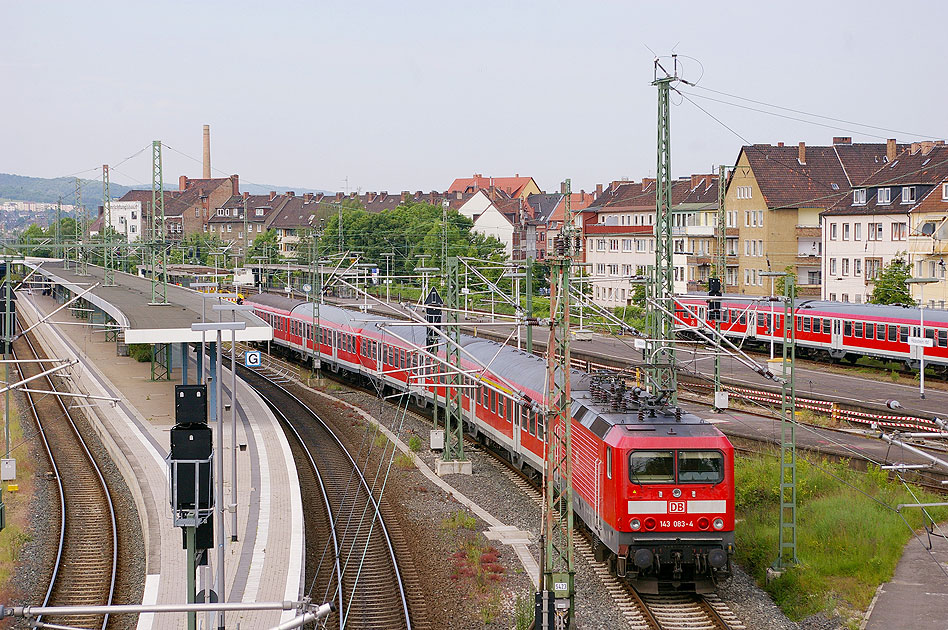 Eine E-Lok der Baureihe 143 in Hildesheim Hbf