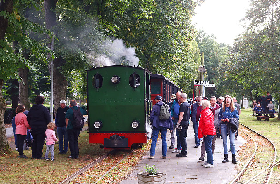 Das DFKM mit der Lok 1 im Bahnhof Deinste