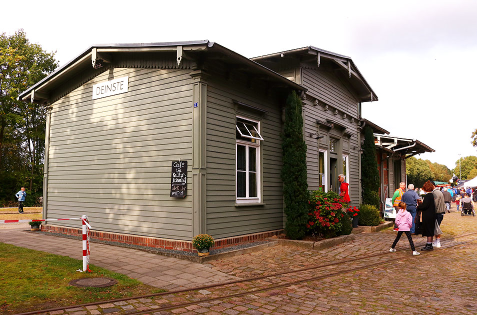 Das Bahnhofsgebäude - der Kulturbahnhonf von Deinste an der Bahnstrecke von Bremervörde nach Stade