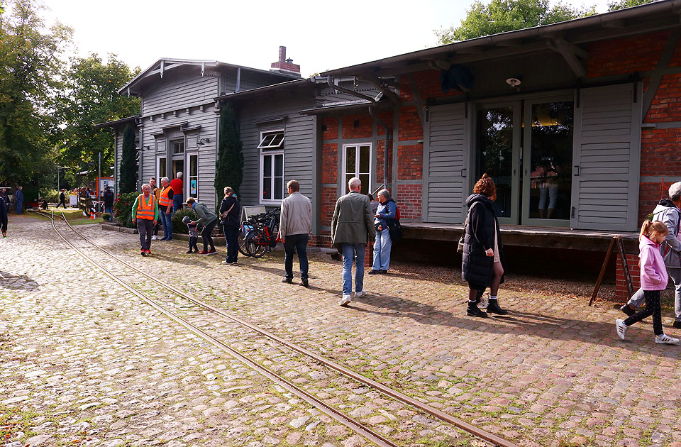 Das Bahnhofsgebäude - der Kulturbahnhonf von Deinste an der Bahnstrecke von Bremervörde nach Stade