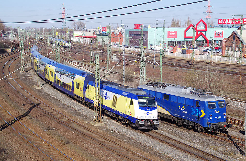 Ein Metronom mit einer EVB Lok der Baureihe 140 im Bahnhof Hamburg-Harburg