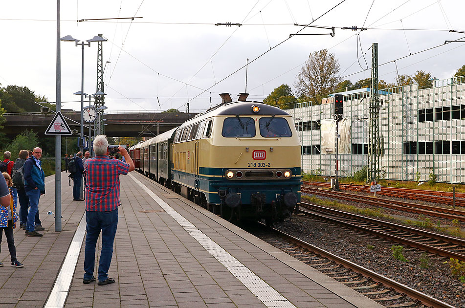 Eine Lok der Baureihe 218 im Bahnhof Stade