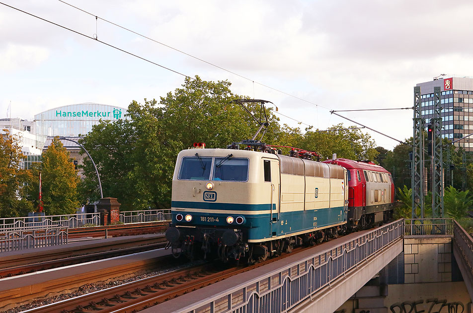Eine Lok der Baureihe 181 im Bahnhof Hamburg Dammtor