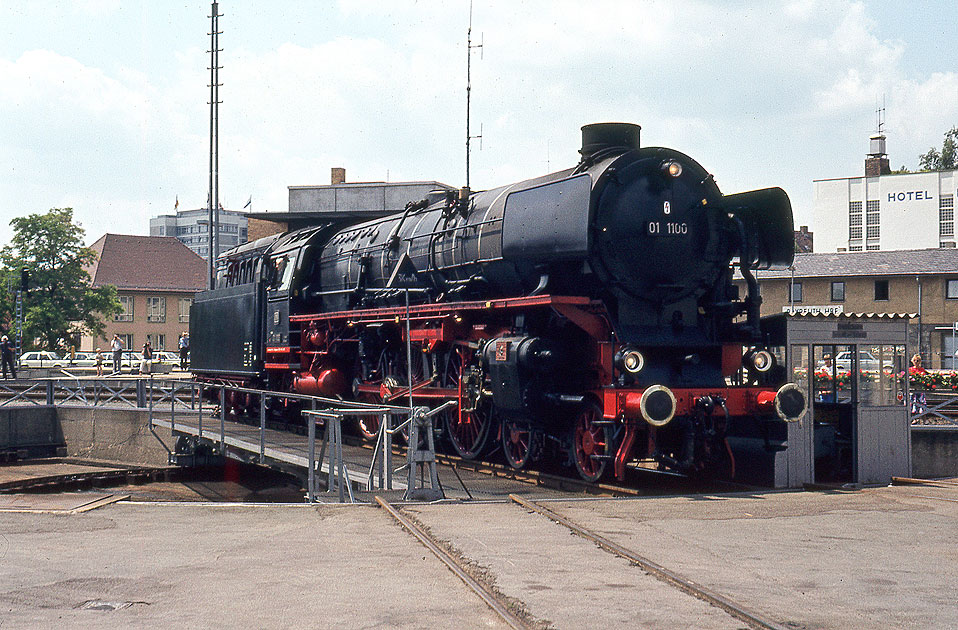 Die 01 1100 auf der Drehscheibe im Bw Bayreuth