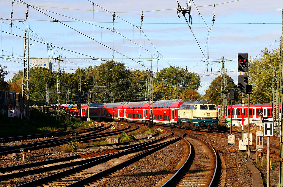 Eine Lok der Baureihe 218 im Hamburger Hbf