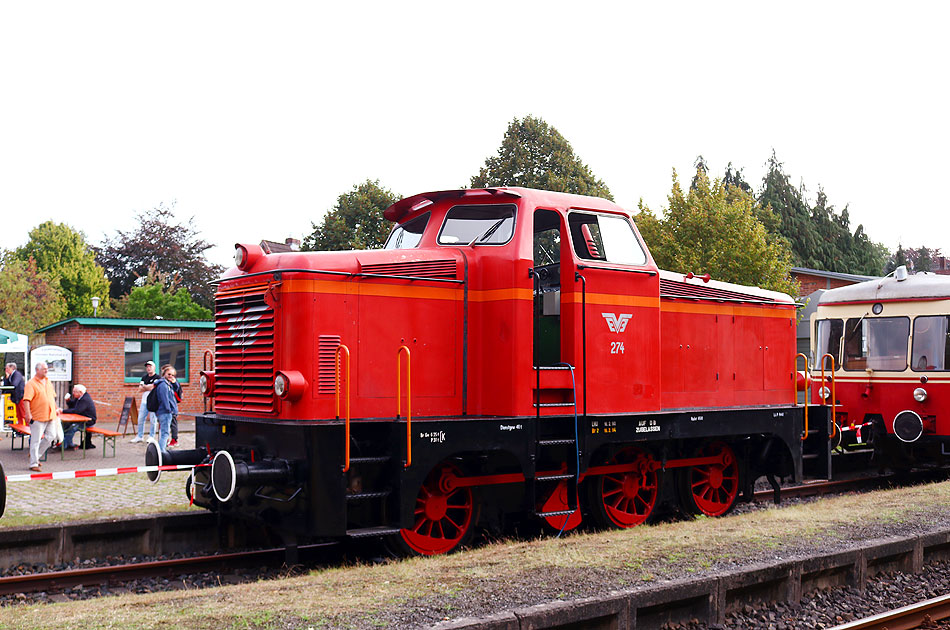 Die EVB, BOE und WZTE Lok 274 im Bahnhof Deinste