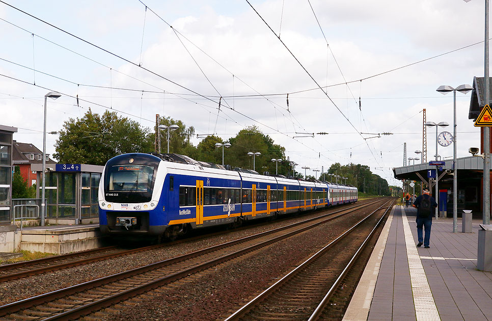 Die S-Bahn der Nordwestbahn im Bahnhof Syke