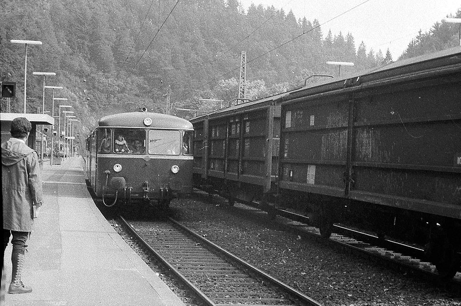 Ein Uerdinger Schienenbus im Bahnhof Trberg