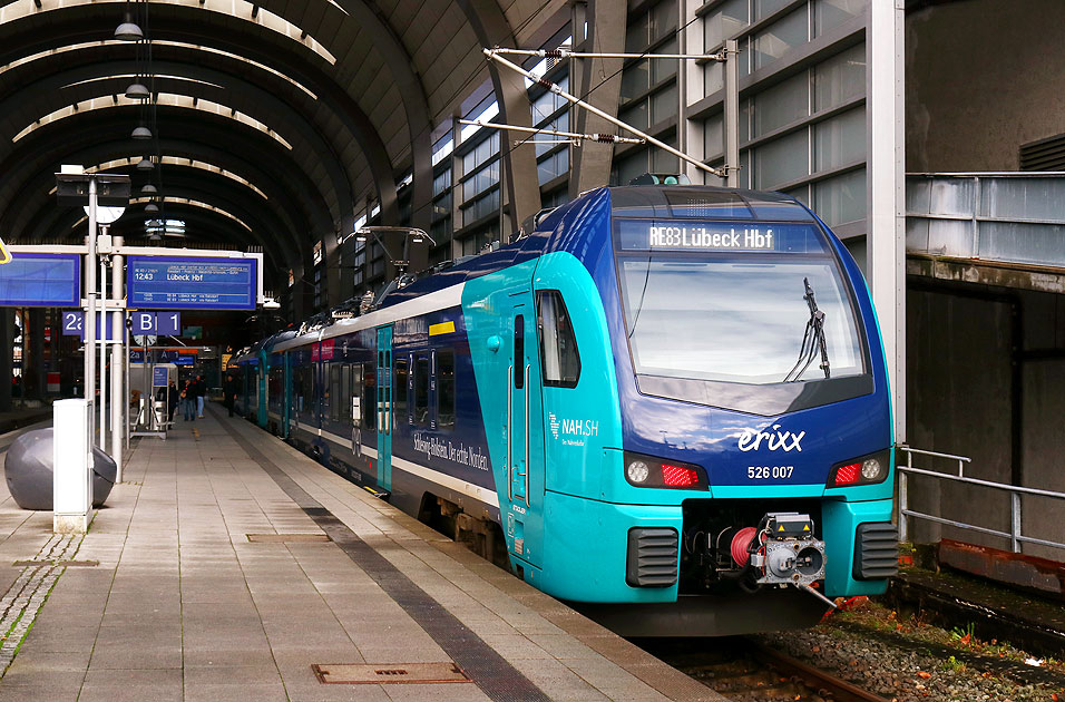 Ein Erixx-Akkutriebwagen der Baureihe 526 in Kiel Hbf