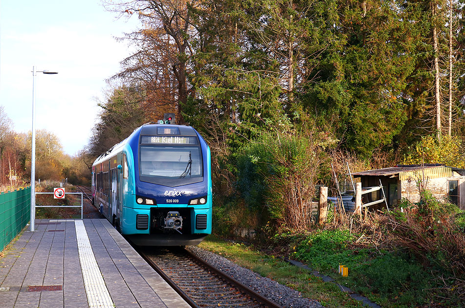 Ein Flirt Akku von Stadler und Erixx im Bahnhof Kiel-Oppendorf