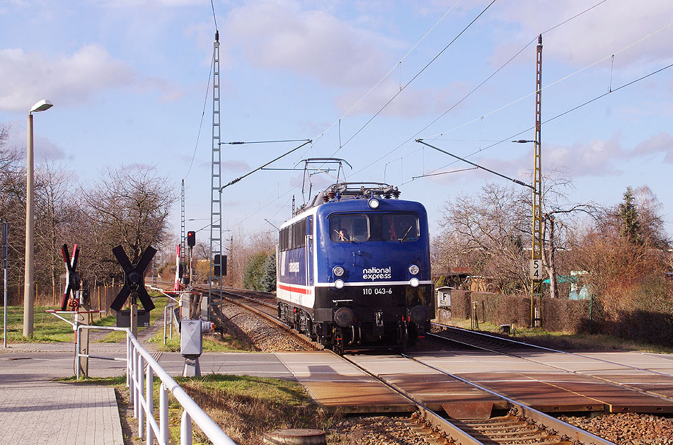 Die E-Lok 110 511-3 als 110 043-6 im Bahnhof Dresden-Stetzsch