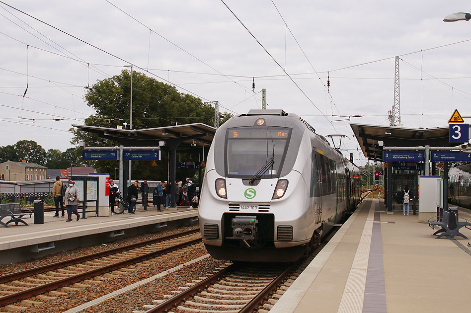 Eine S-Bahn der Baureihe 442 im Bahnhof Ruhland